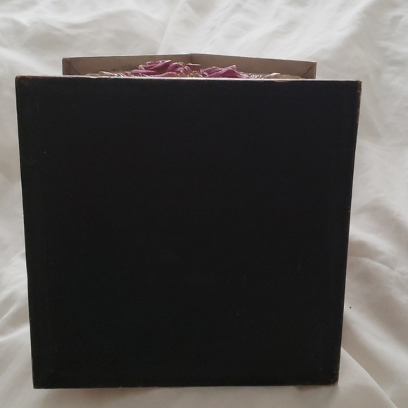 Beautiful wooden planter with rose detail design. - Picture 4 of 5